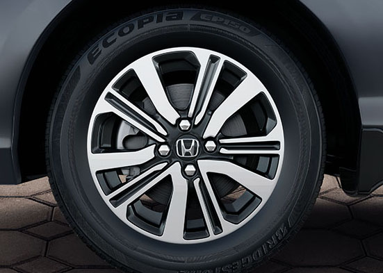 Honda Amaze Exterior - New Diamond-Cut Two Tone R15 Alloy wheels 